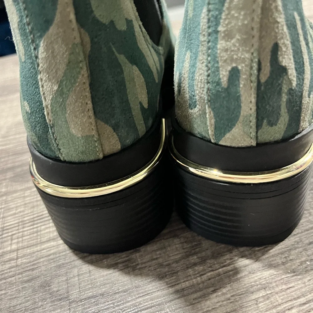 KENNETH COLE NEW YORK Women's Levon 2.0 Welt Chelsea Booties Olive Camo Size 5M